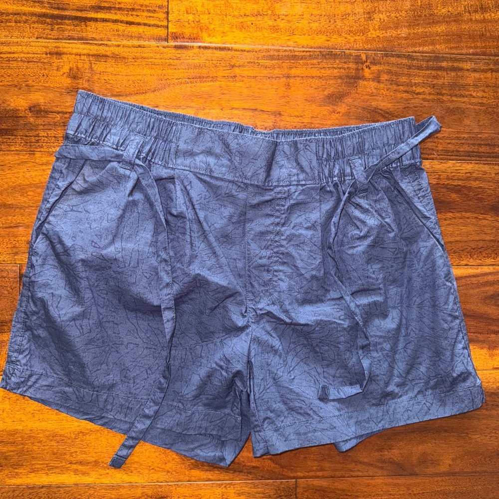 Columbia Sportswear Company Women's Size S Blue Patterned Belted Casual Shorts